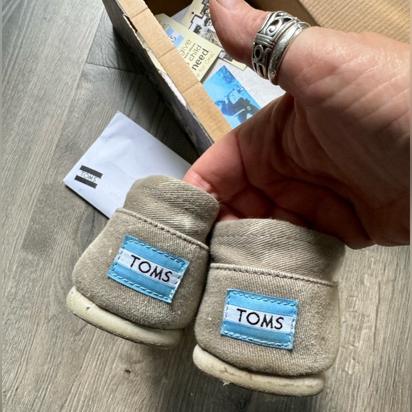 Tom classic flats in a stone washed twill color with original box & goodies - Picture 4 of 13